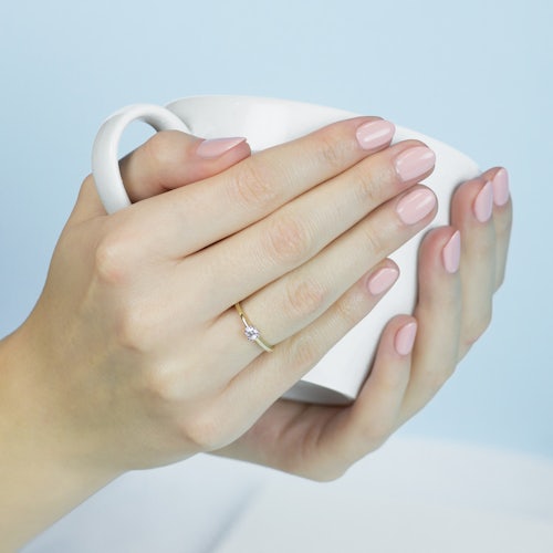 Pierścionek zaręczynowy SAVICKI: dwukolorowe złoto, biały szafir